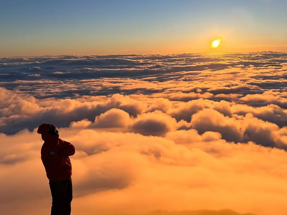 Vista panorâmica das montanhas e nuvens ao nascer do sol no Pico do Arieiro em formato privado